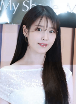 240807 IU at Estee Lauder Photo Call.png