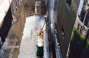Ballard Locks cleaning 2012-03-16 01