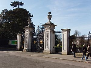 Elizabeth Gate, Kew Gardens - geograph.org.uk - 362289