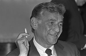 Leonard Bernstein in een ontspannen pose, Bestanddeelnr 921-6977