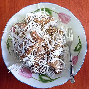 Mont kywe the is typically garnished with grated coconut.