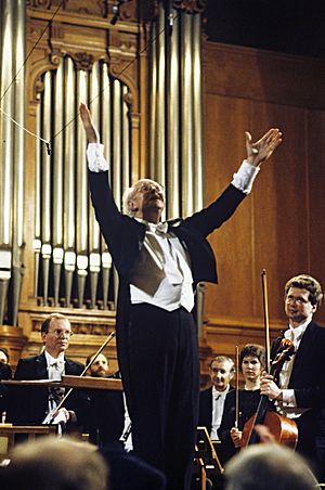 RIAN archive 474794 Mstislav Rostropovich, chief conductor and art director of U.S. National Symphony Orchestra