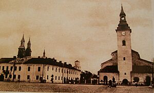 Wielun staryRynek ok1910 z widokiemNaKoscioly MIchala i Jozefa