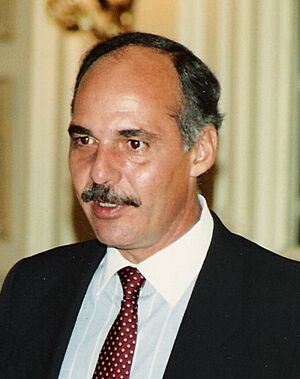 Alfredo Cristiani (cropped).jpg