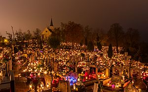 Celebración de Todos los Santos, cementerio de la Santa Cruz, Gniezno, Polonia, 2017-11-01, DD 16-18 HDR