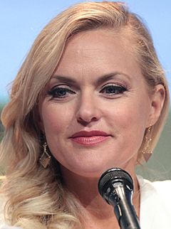 Elaine Hendrix speaking at the 2015 San Diego Comic-Con International (cropped)