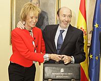 Fernández de la Vega traspasa la cartera de vicepresidente primero y portavoz del Gobierno a Alfredo Pérez Rubalcaba. Pool Moncloa. 21 de octubre de 2010