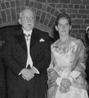Hermann Staudinger with wife 1953.jpg