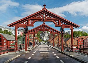Lykkens Portal, Gamble Bybro, Trondheim, West view 20150605 1