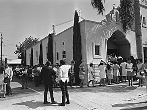 Mourners pay respects to Ruben Salazar, 1970