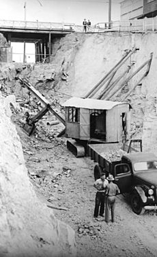 StateLibQld 2 207829 Excavation of the approach to the proposed West End to St. Lucia bridge, Brisbane, 1940