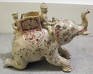 Vietnam del nord, versatoio a forma di elefante di tipo kendi, xvi sec