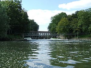 Weir on the Thames at Shepperton Lock - geograph.org.uk - 807010