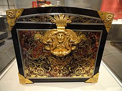 Casket, early 18th century, attributed to Andre-Charles Boulle, oak carcass veneered with tortoiseshell, gilt copper, pewter, ebony - Art Institute of Chicago - DSC09745