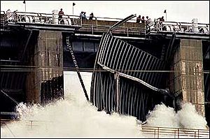 Folsom dam spillway failure