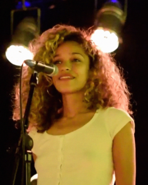 Izzy Bizu performing at London Fields Brewery, September 2015 (cropped).png