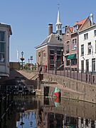 Maassluis, straatzicht de Wip met de Sluis GM055627-34, het voormalig stadhuis RM26604 en beeld van Fredie Kloen met boei foto6 2016-06-06 11.44