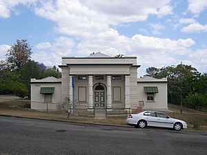 Mount Morgan Court House and Police Station (2006).jpg