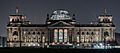 Reichstagsgebäude von Westen bei Nacht