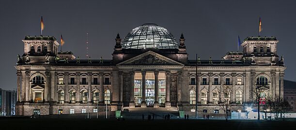 Reichstagsgebäude von Westen bei Nacht