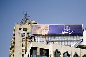 الثوار يمزقون لوحة إعلانات مرشح الفلول أحمد شفيق - 7325087550