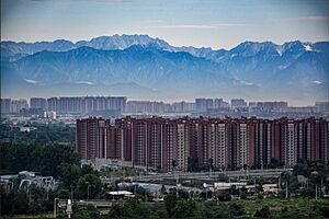 在成都遥望雪山 龙门山脉1 Chengdu skyline with a view of Longmen Mountains