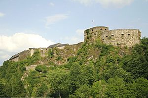 Bouillon (Belgique); vue de la partie occidentale du château-fort (XIIIe–XIX siècles)