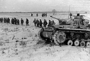 Bundesarchiv Bild 101III-Bueschel-090-39, Russland, Grenadiere der Waffen-SS beim Vorgehen