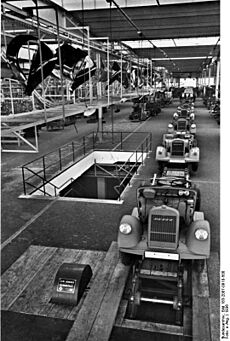 Bundesarchiv Bild 183-2007-0910-500, Brandenburg, Lkw-Produktion