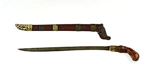 COLLECTIE TROPENMUSEUM Dolk met knievormig omgebogen houten greep en houten schede TMnr 674-615