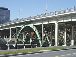 Laurier_Avenue_Bridge