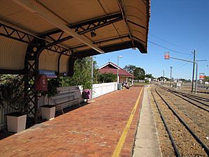 Longreach Railway Station platform view (2013)