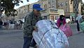 Porteadores marroquíes llevando mercancía de Melilla a la frontera