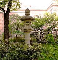 Sakura-park-tourou-Japanese-Lantern-from-Tokyo crop
