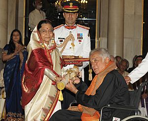 The President, Smt. Pratibha Devisingh Patil presenting the Padma Bhushan Award to Shri Shashi Kapoor, at an Investiture Ceremony II, at Rashtrapati Bhavan, in New Delhi on April 01, 2011