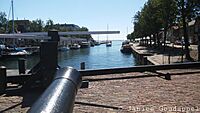 Uitzicht vanaf brug op haven