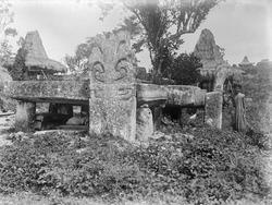 111. Graf met daarvoor een monolieth met tot een masker verloopen lijk-ornament, te Katakiri, be-W.Z.W. van bivak Wai Bakoel (landschap Anakalang, West Soemba) vergelijk no. 109. op den achtergrond, KITLV 503298f