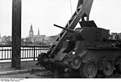 Bundesarchiv Bild 101I-771-0356-01, Lettland, zerstörter sowjetischer Panzer