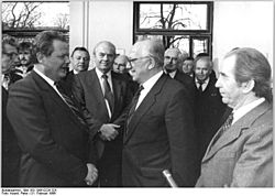 Bundesarchiv Bild 183-1986-0226-325, Bonn, Besuch Volkskammer-Delegation, Sindermann