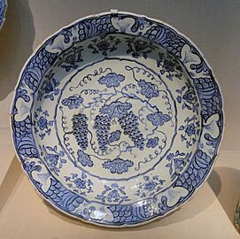 Dish, Turkey, c. 1530, stonepaste painted under glaze - Freer Gallery of Art - DSC05423