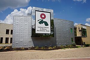 HemisFair Park May 2018 03 (Instituto Cultural de México)