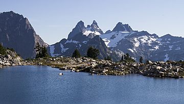 Lower Tank Lake and Chimney Rock in the Alpine Lakes Wilderness, Mt Baker Snoqualmie National Forest (31988981501).jpg