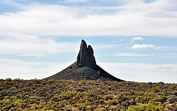 Boar's Tusk (Early Pleistocene wyomingite volcanic center in the Leucite Hills, Wyoming, USA) 3 (48939681228).jpg