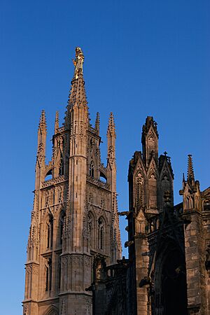 Bordeaux Tour Pey Berland statue