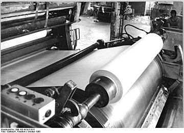 Bundesarchiv Bild 183-W1015-015, Technitz, Schreibpapier AROS aus Altrohstoffen