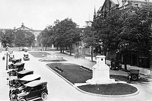 Court House Avenue and Soldier's Monument, Brockville, Ontario (1920s)
