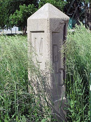 Detroit-Lincoln-Denver Highway monument (from SW), Lincoln, Nebraska, USA