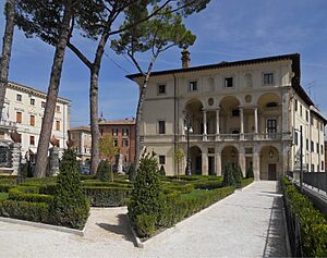 Palazzo Vincentini - giardini, 18