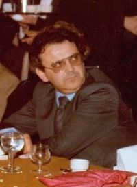(Manuel Núñez Pérez) Adolfo Suárez se dirige a los participantes de una comida de fraternidad en el pabellón de los deportes de León durante la campaña electoral. Pool Moncloa. 10 de febrero de 1979 (cropped).jpeg