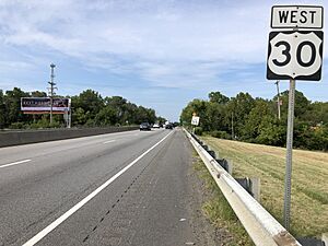 2022-09-04 10 28 10 View west along U.S. Route 30 (Coatesville-Downingtown Bypass) just west of the exit for Pennsylvania State Route 282 in Downingtown, Chester County, Pennsylvania